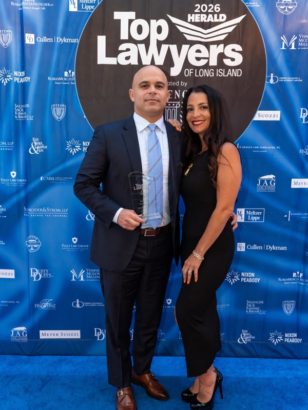 Jason Shapiro con su premio en el evento Top Lawyers of Long Island 2026 del Herald